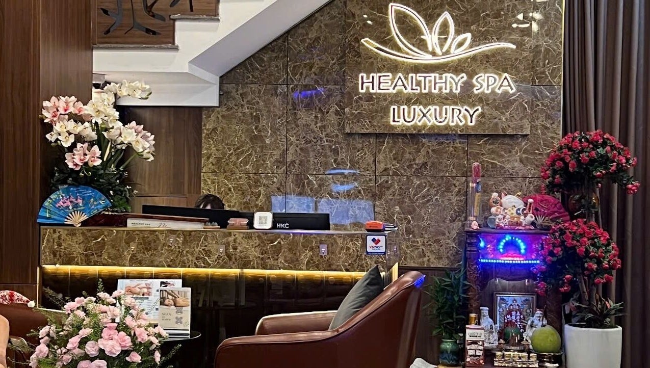 Reception area of Luxury Healthy Spa & Massage, Đà Nẵng, Đà Nẵng, VN with elegant decor and floral arrangements.