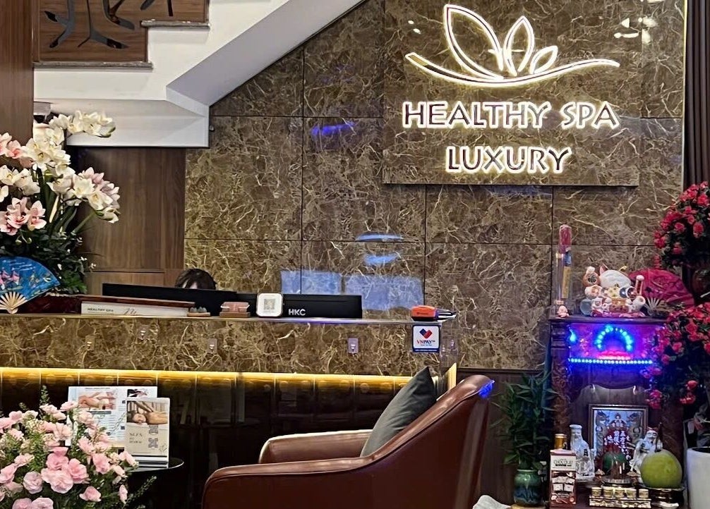 Reception area of Luxury Healthy Spa & Massage, Đà Nẵng, Đà Nẵng, VN with elegant decor and floral arrangements.