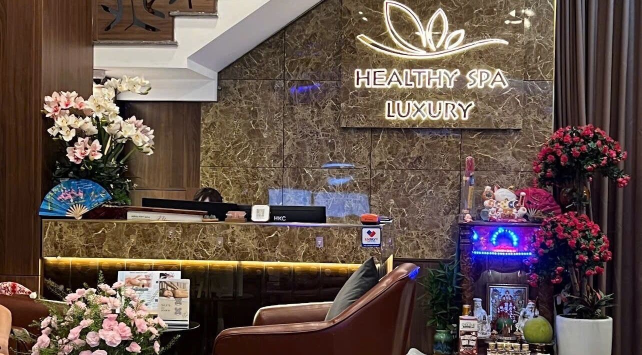 Reception area of Luxury Healthy Spa & Massage, Đà Nẵng, Đà Nẵng, VN with elegant decor and floral arrangements.