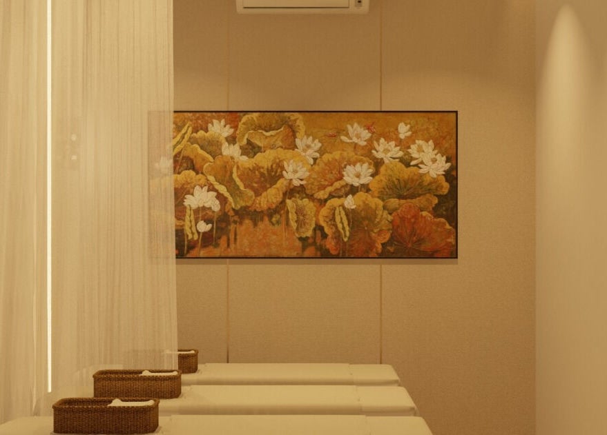 Luxury Healthy Spa & Massage in Đà Nẵng, VN. Peaceful massage room with elegant lotus artwork and cozy treatment beds.