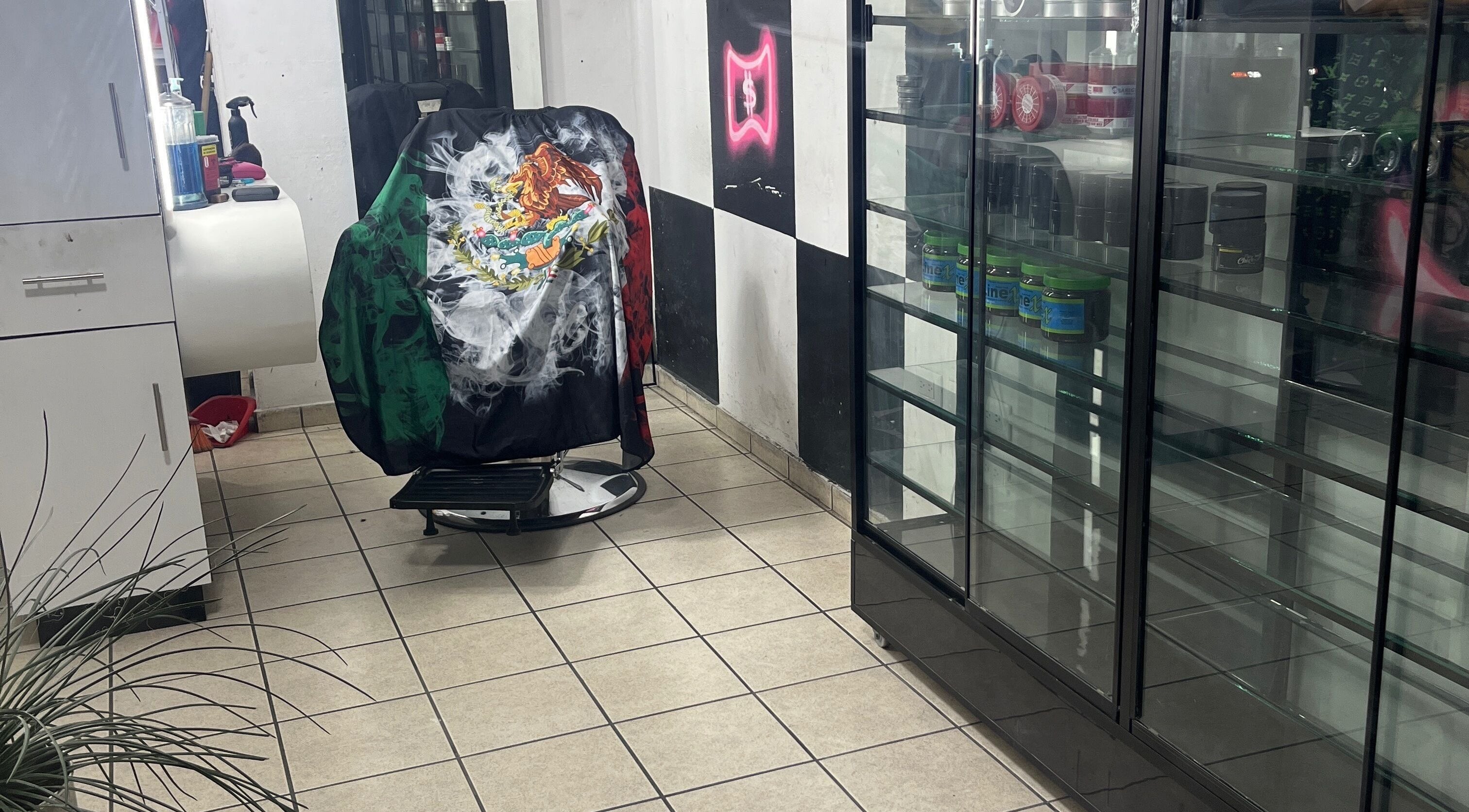 Decorative barber chair in Santo Corte salon, Tepic, Nayarit, MX, with vibrant art cover and product display.