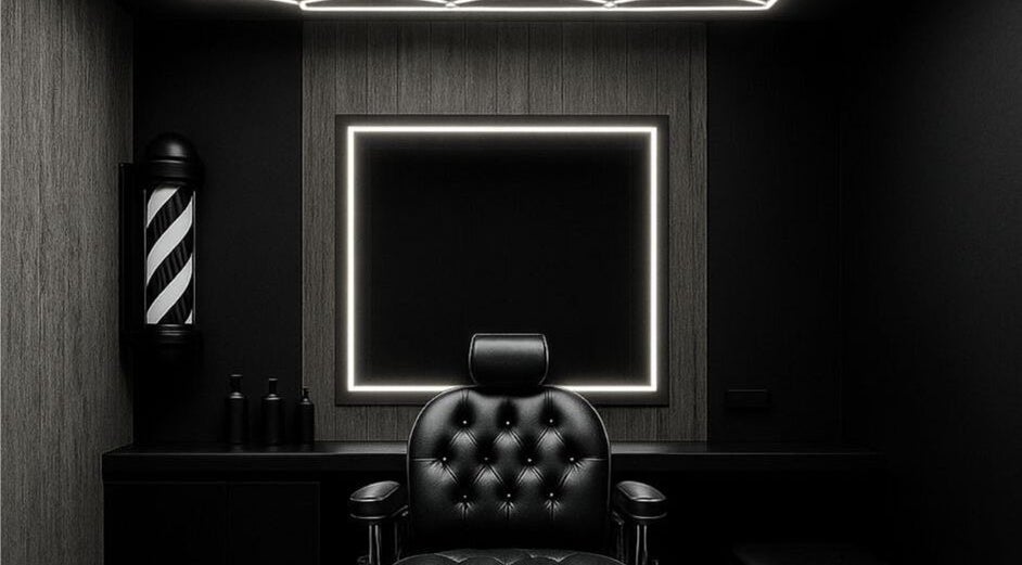 Chaise de barbier noire élégante chez Barber Move, Genève, CH, ambiance moderne et sophistiquée.