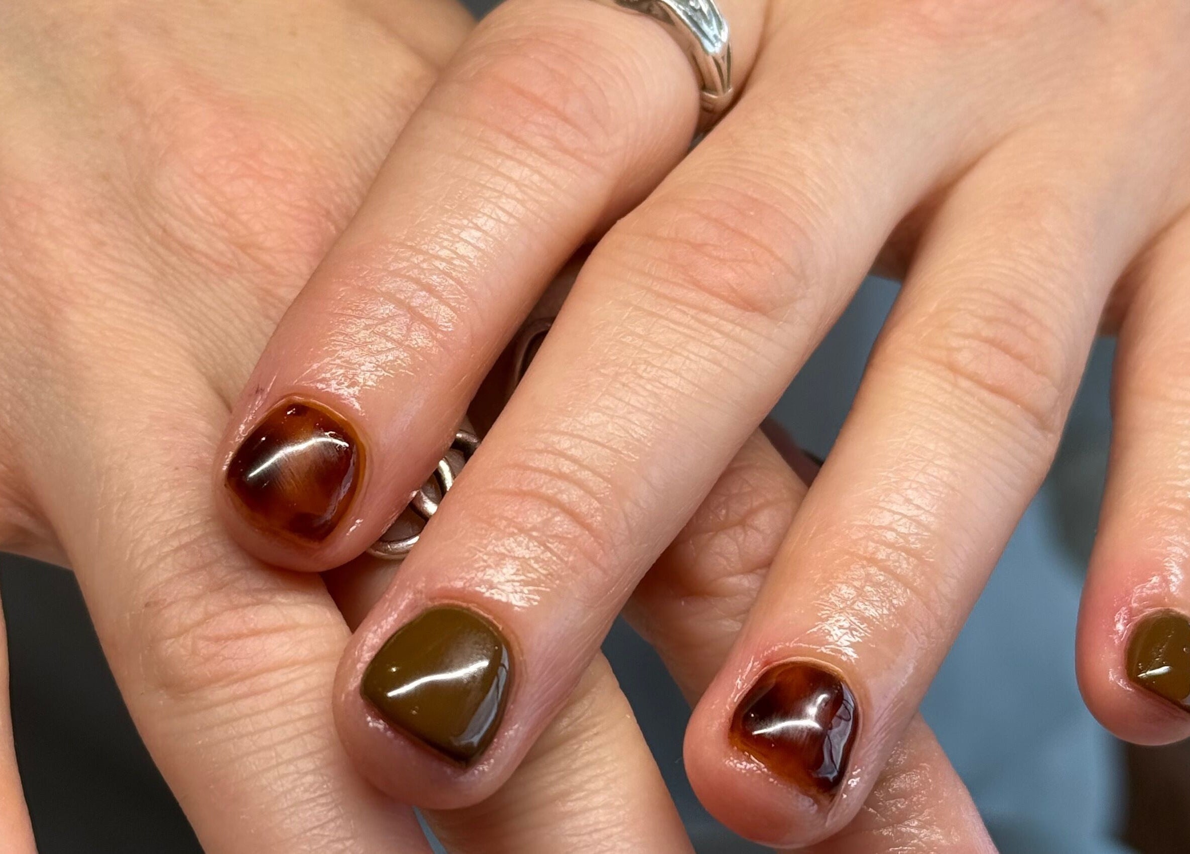 Stylish tortoiseshell nails at Popsie Nails, Newquay, England, GB. Shiny and trendy manicure.