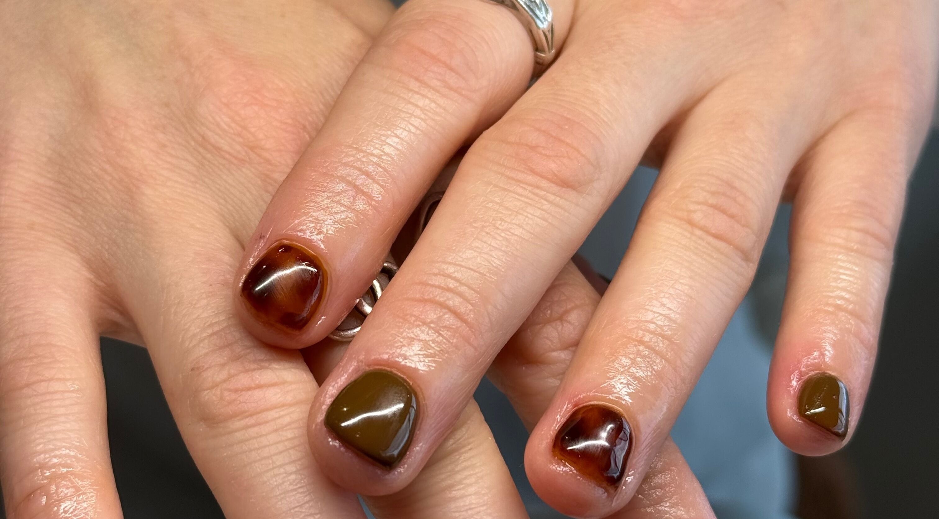 Stylish tortoiseshell nails at Popsie Nails, Newquay, England, GB. Shiny and trendy manicure.