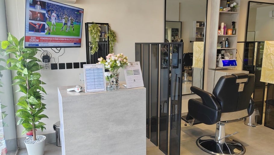 Reception area at صالون الألماسة البيضاء الاولى للحلاقة in Riyadh, Riyadh Province, SA, with plants and styling chair.