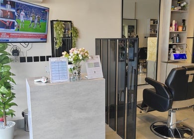 Reception area at صالون الألماسة البيضاء الاولى للحلاقة in Riyadh, Riyadh Province, SA, with plants and styling chair.