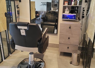 Modern barber chair at صالون الألماسة البيضاء الاولى للحلاقة in Riyadh, Riyadh Province, SA.