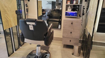 Modern barber chair at صالون الألماسة البيضاء الاولى للحلاقة in Riyadh, Riyadh Province, SA.