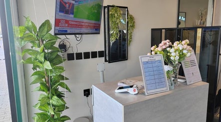 Reception at صالون الألماسة البيضاء الاولى للحلاقة in Riyadh, Riyadh Province, SA with plants and floral decor.