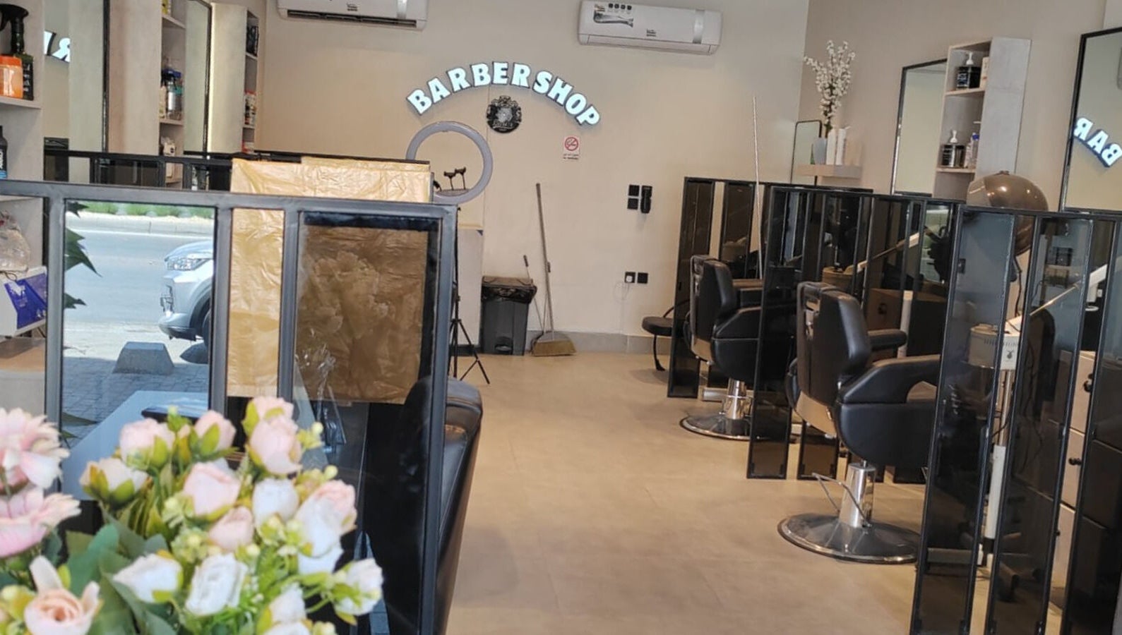 Interior of صالون الألماسة البيضاء الاولى للحلاقة in Riyadh, Riyadh Province, SA showcasing modern barber chairs.