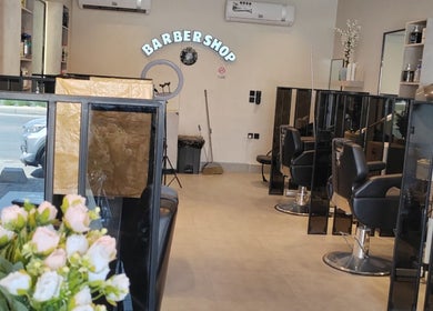 Interior of صالون الألماسة البيضاء الاولى للحلاقة in Riyadh, Riyadh Province, SA showcasing modern barber chairs.