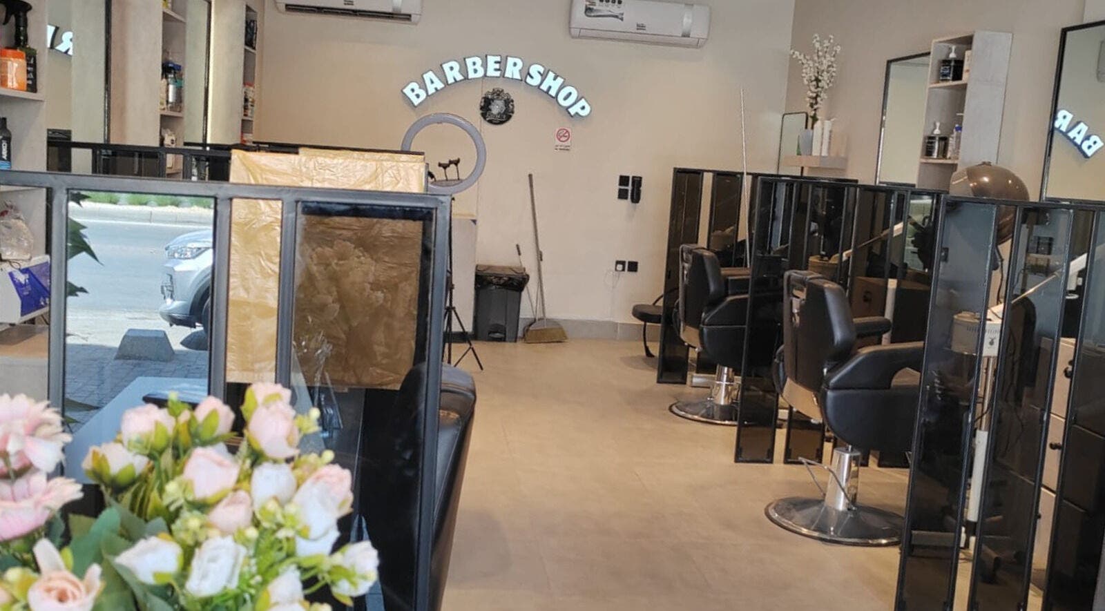 Interior of صالون الألماسة البيضاء الاولى للحلاقة in Riyadh, Riyadh Province, SA showcasing modern barber chairs.
