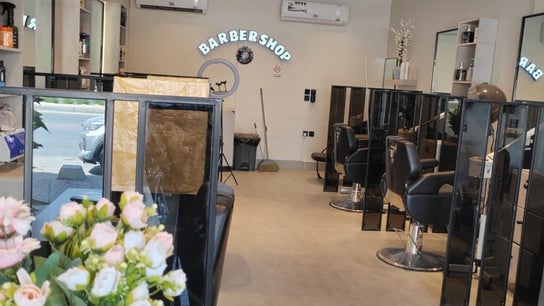 صالون الألماسة البيضاء الاولى للحلاقة