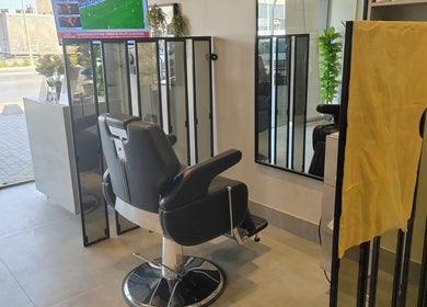 Spacious hairdressing station at صالون الألماسة البيضاء الاولى للحلاقة, Riyadh, Riyadh Province, SA.