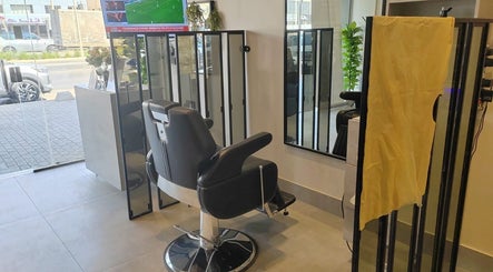 Spacious hairdressing station at صالون الألماسة البيضاء الاولى للحلاقة, Riyadh, Riyadh Province, SA.