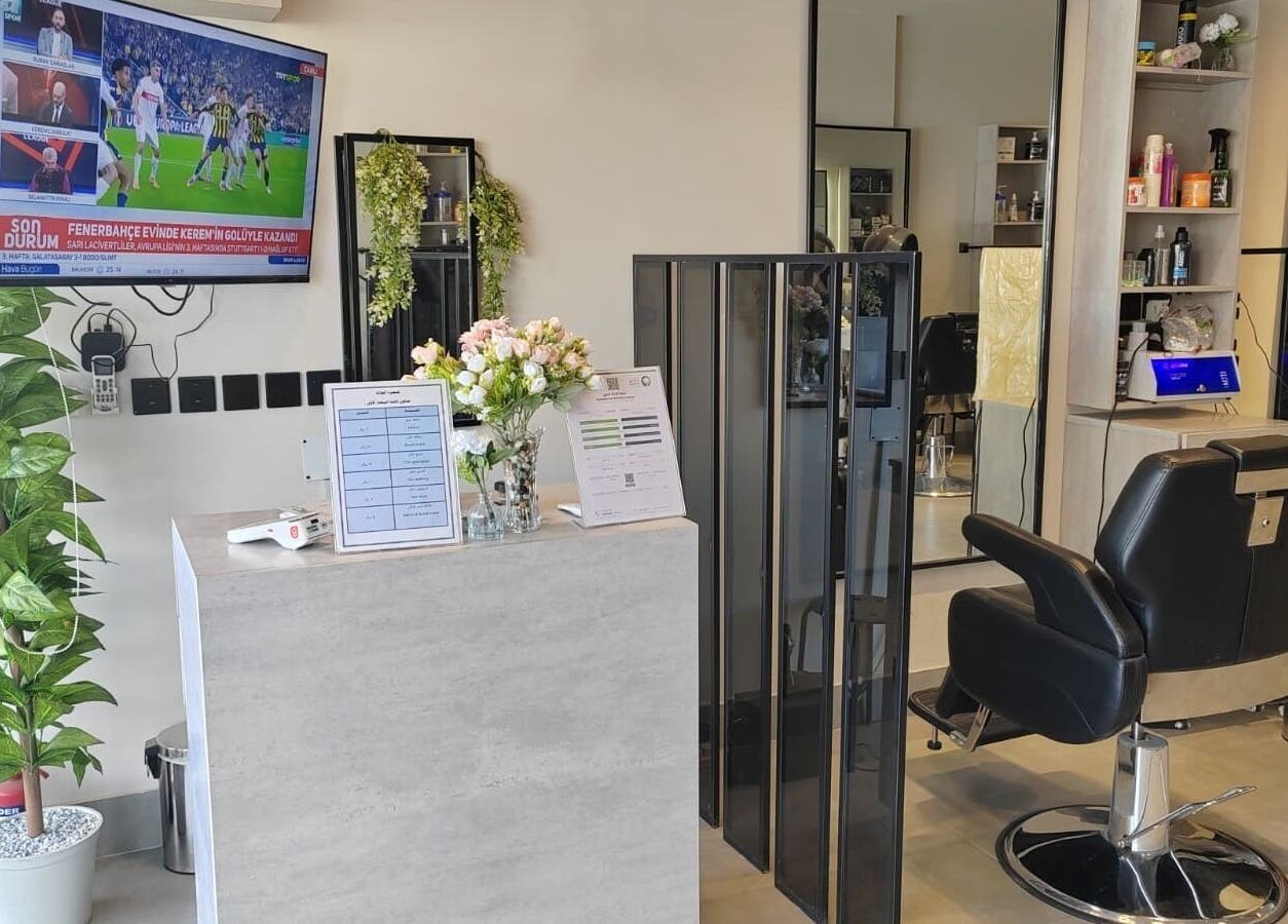 Relaxing interior of صالون الألماسة البيضاء الاولى للحلاقة in Riyadh, Riyadh Province, SA with stylish decor.