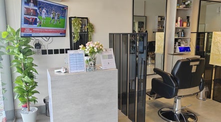 Relaxing interior of صالون الألماسة البيضاء الاولى للحلاقة in Riyadh, Riyadh Province, SA with stylish decor.