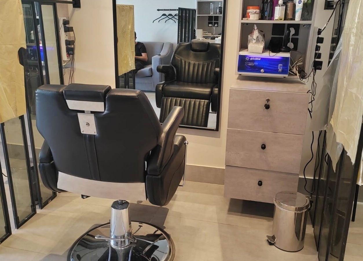 Modern salon chair at صالون الألماسة البيضاء الاولى للحلاقة, Riyadh Province, SA.