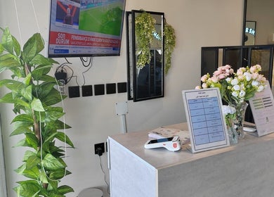 Reception area with flowers at صالون الألماسة البيضاء الاولى للحلاقة, Riyadh, Riyadh Province, SA.