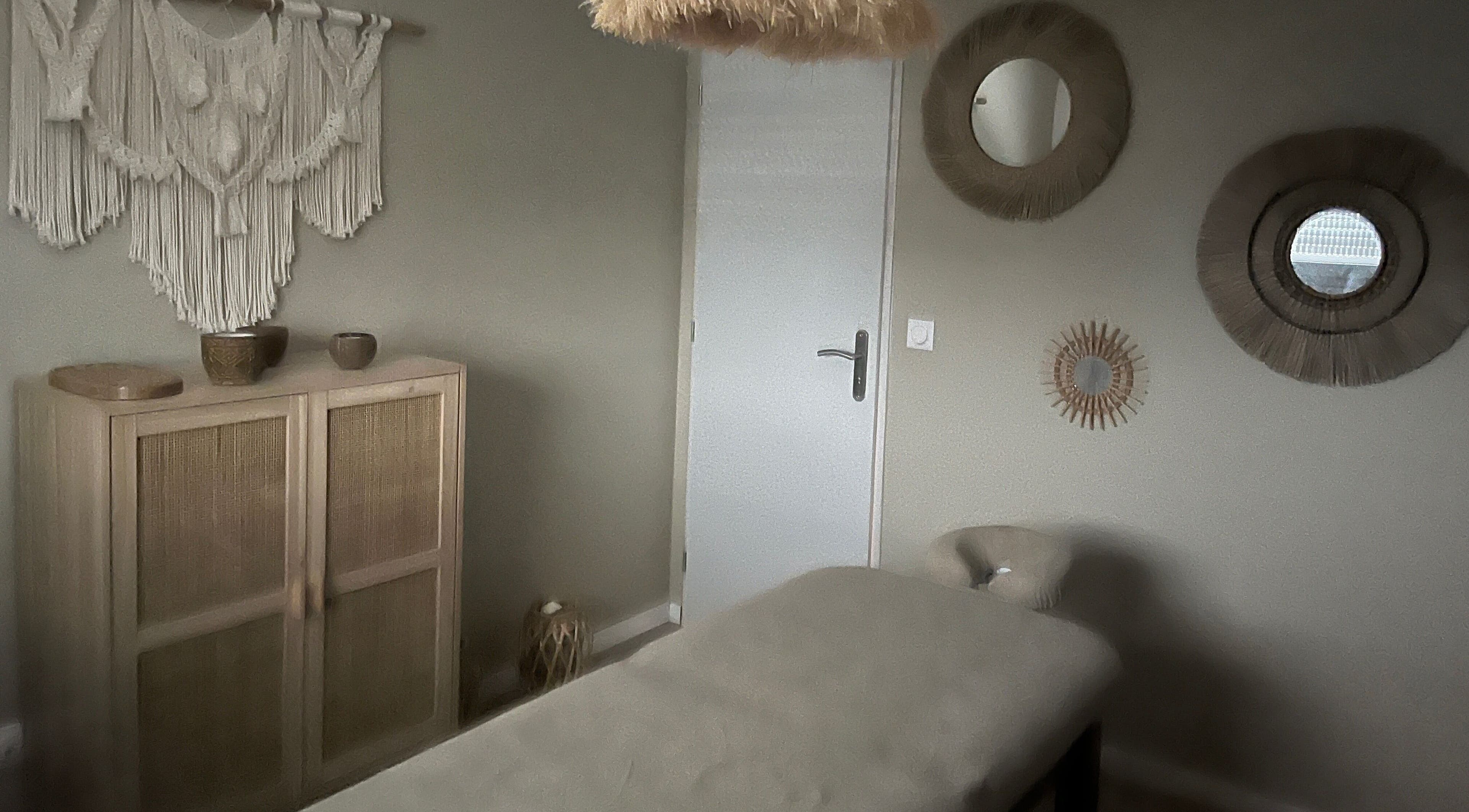 Espace détente chez Voyage Des Sens Massages, Wallon-cappel, Hauts-de-France, FR. Design apaisant et moderne.