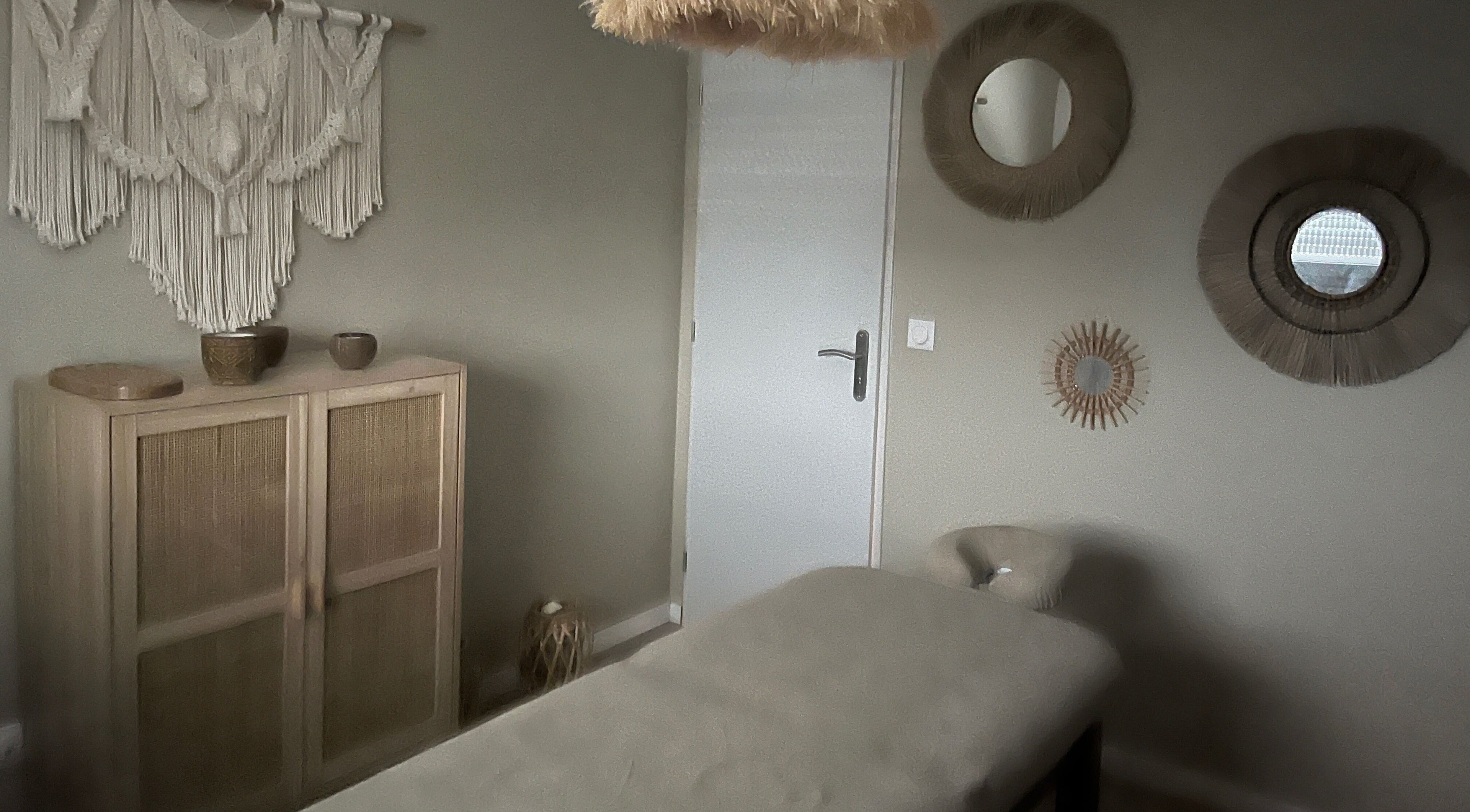 Espace détente chez Voyage Des Sens Massages, Wallon-cappel, Hauts-de-France, FR. Design apaisant et moderne.