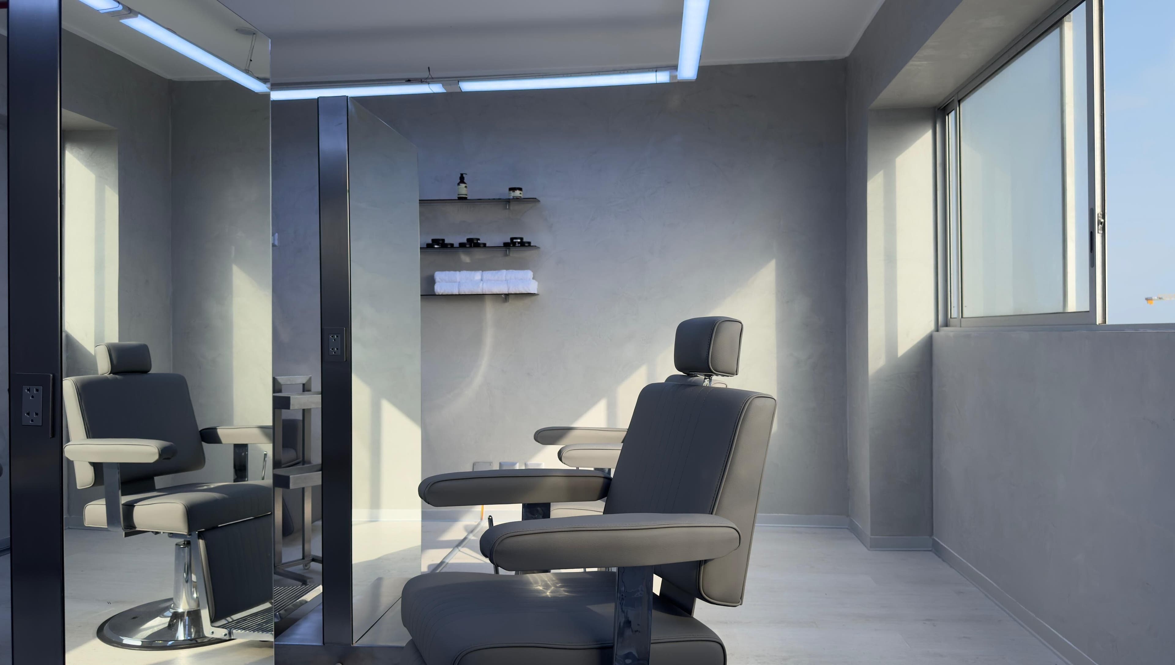 Interior moderno de Sharp Studio en Magdalena Del Mar, Provincia De Lima, PE, con sillas de peluquería vanguardistas.