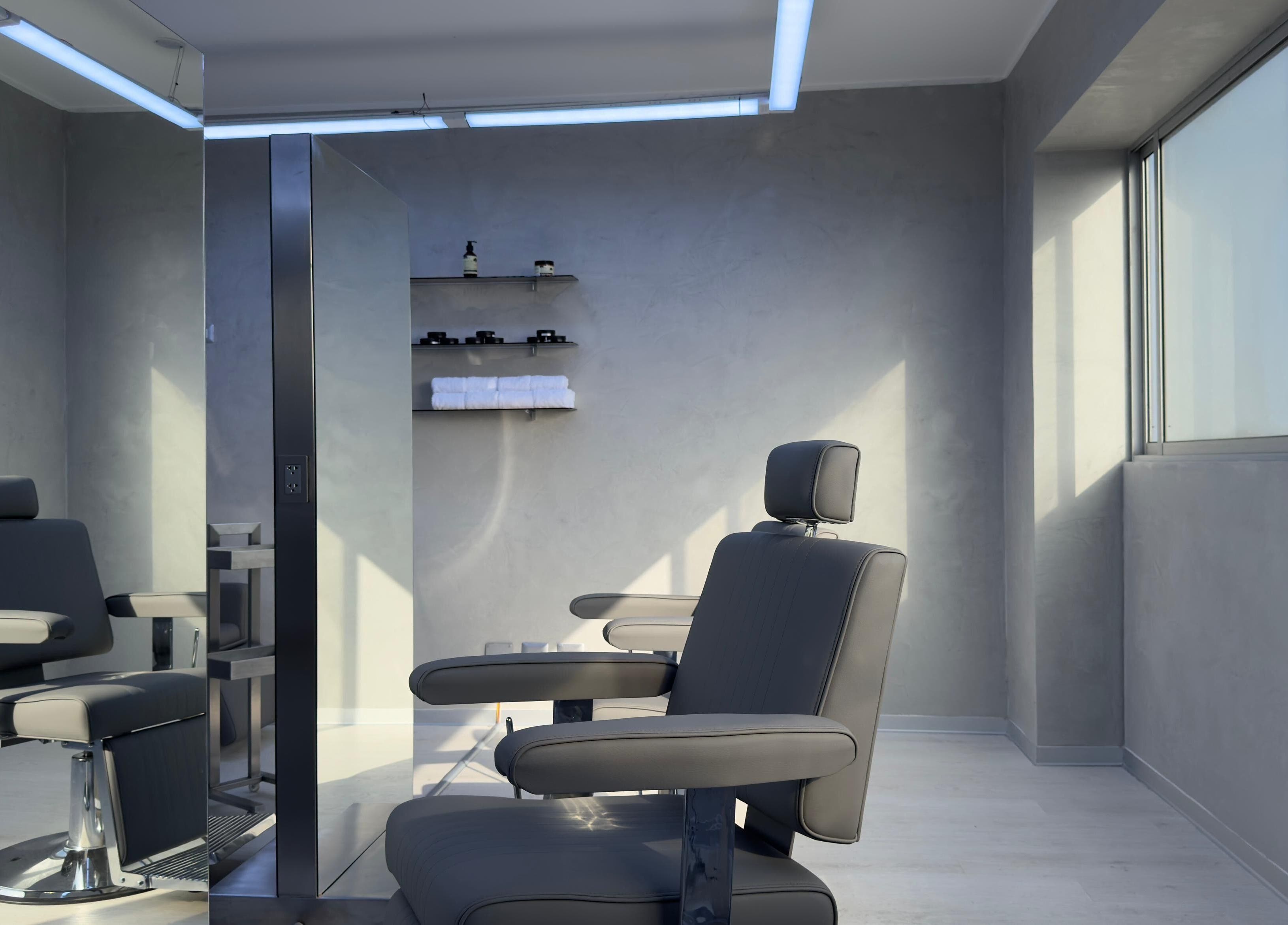 Interior moderno de Sharp Studio en Magdalena Del Mar, Provincia De Lima, PE, con sillas de peluquería vanguardistas.