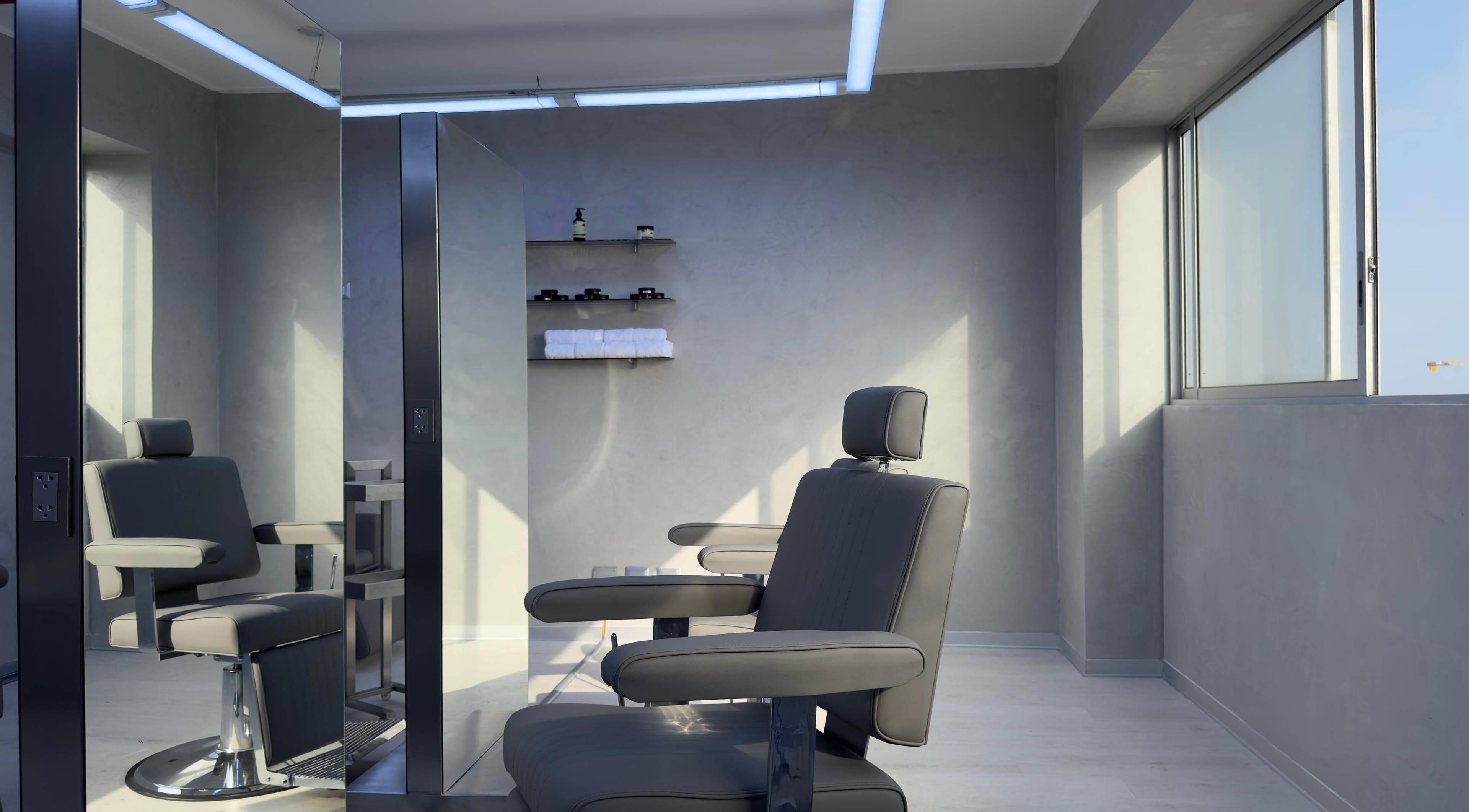 Interior moderno de Sharp Studio en Magdalena Del Mar, Provincia De Lima, PE, con sillas de peluquería vanguardistas.