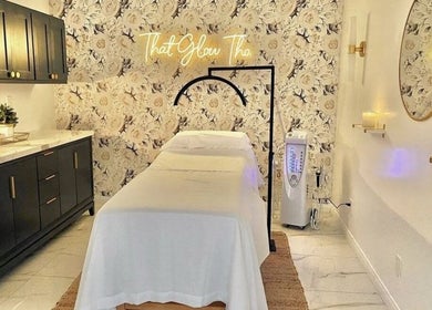 Elegant spa room at Qasar Al Yasmeen Ladies Saloon, Sharjah with luxurious decor and ambient lighting.