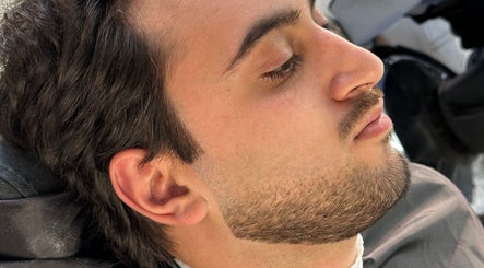 Perfil afeitado en Coyote Club, Entre Ríos, AR. Estilo preciso y moderno para hombres.