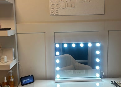 Luxelocksbyizz beauty station in Brentwood, England with a lighted mirror and elegant decor.