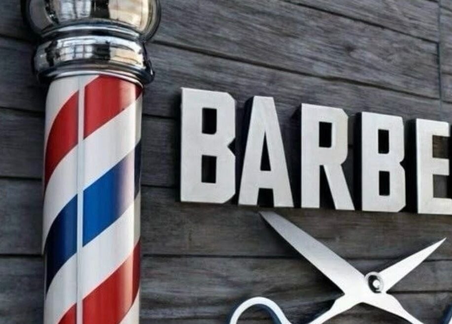 Símbolo de barbería tradicional frente a Tortolero barber en Bogotá, D.c., Bogotá, D.c., CO.