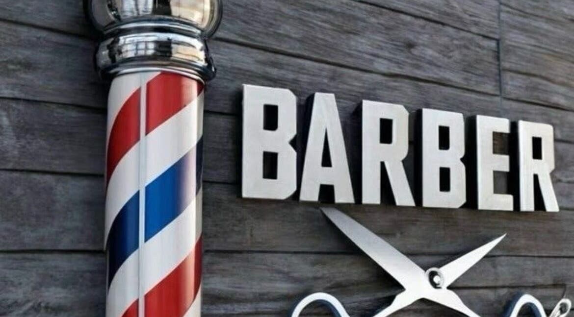 Símbolo tradicional de Tortolero barber en Bogotá, D.c., Bogotá, D.c., CO con poste clásico y letrero.