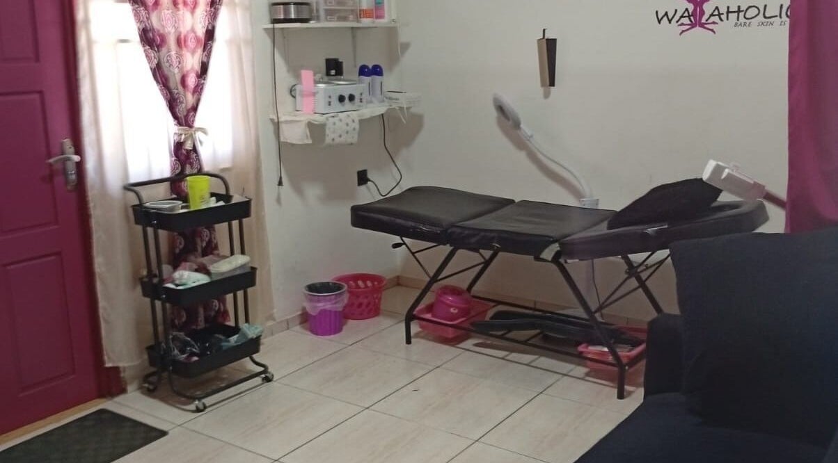 Cozy treatment room at WaXaholic, Paramaribo, Paramaribo, SR with a waxing table and beauty equipment.