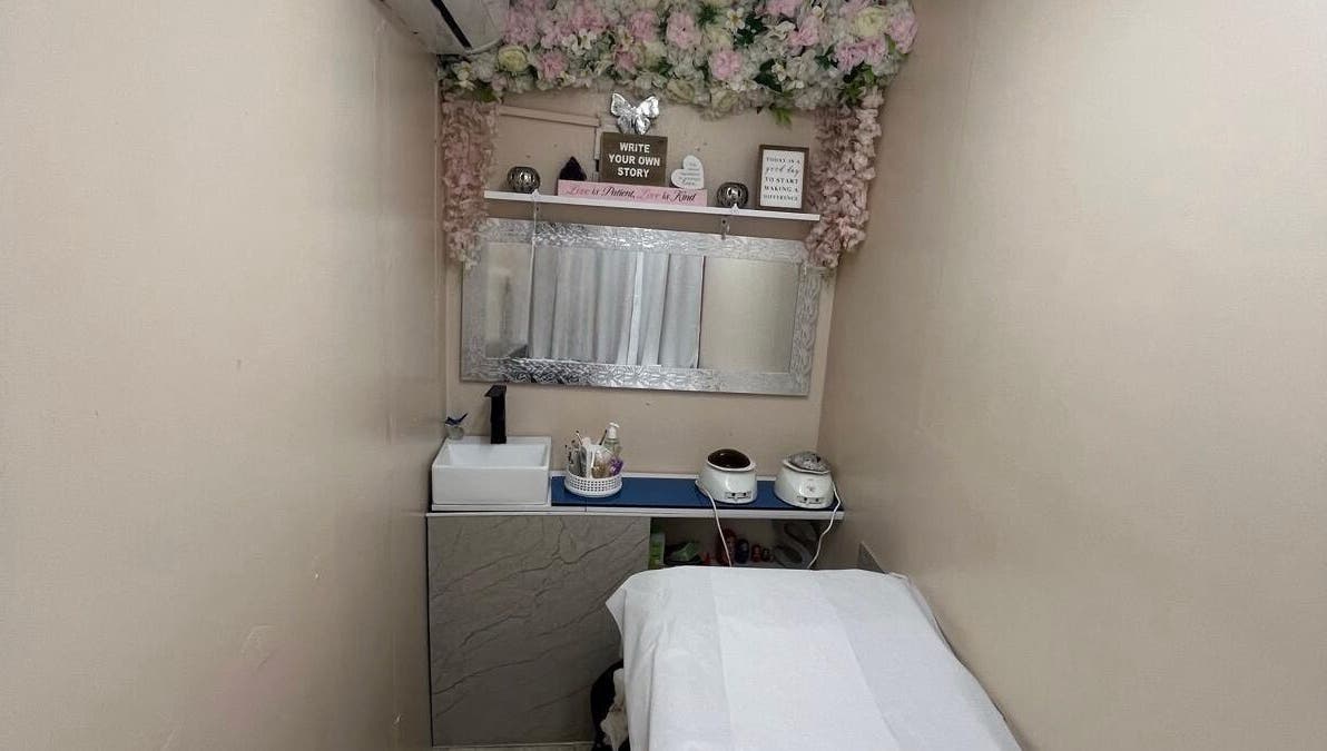 Cozy treatment room at Wax And Relax in Santo Domingo, Distrito Nacional, DO with floral decor and spa tools.