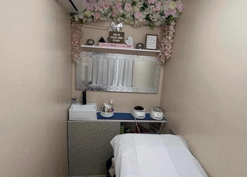 Cozy treatment room at Wax And Relax in Santo Domingo, Distrito Nacional, DO with floral decor and spa tools.