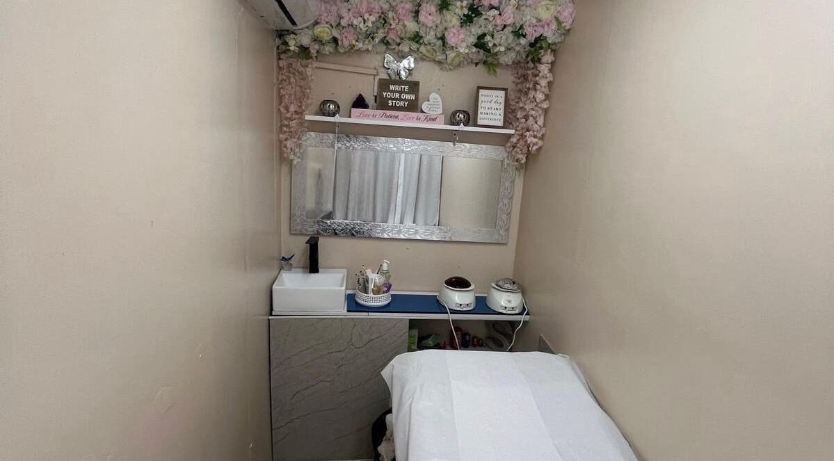 Cozy treatment room at Wax And Relax in Santo Domingo, Distrito Nacional, DO with floral decor and spa tools.