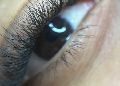 Close-up of an eye showcasing detailed lash extensions at D.Eyestudio, Carolina, Carolina, PR.