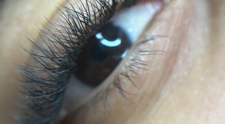 Close-up of an eye showcasing detailed lash extensions at D.Eyestudio, Carolina, Carolina, PR.