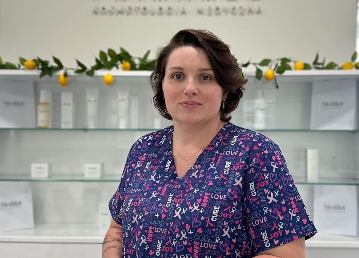 Specjalistka w Terapia dotykowa, Bielsko-Biała, Województwo Śląskie, PL, przed gablotką z kosmetykami.