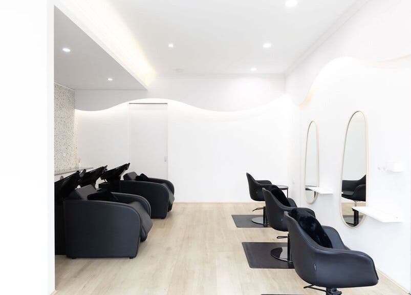 Elegant salon interior of LE PRETTY LITTLE SQUAD in Perth, Western Australia, AU, featuring sleek black chairs.