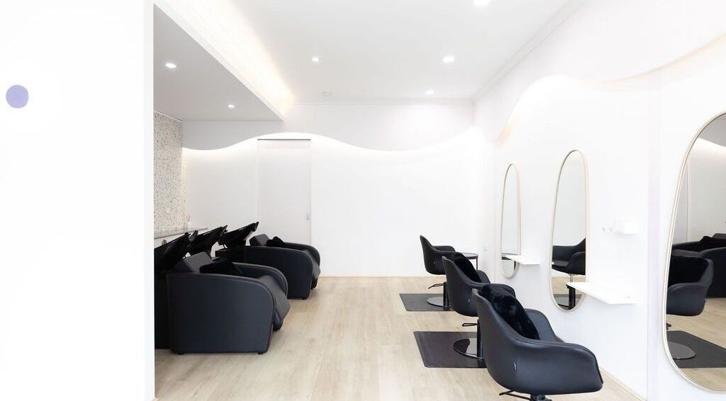 Elegant salon interior of LE PRETTY LITTLE SQUAD in Perth, Western Australia, AU, featuring sleek black chairs.