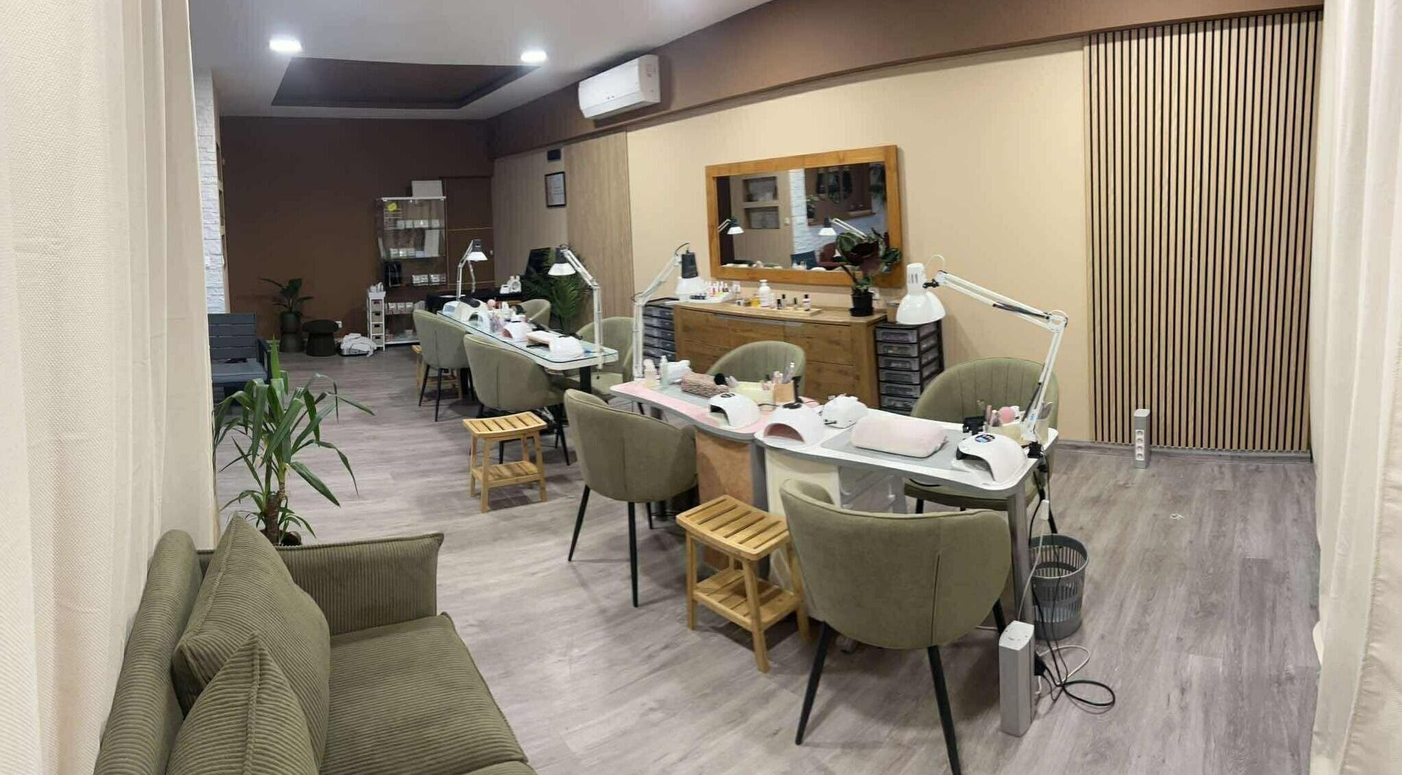 Salon d'onglerie moderne chez Mes ongles by Inès à Le Tampon, Saint-pierre, RE, offrant confort et style.