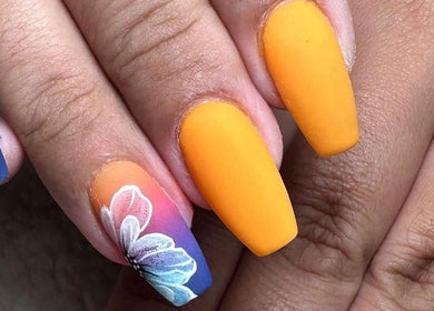 Design vibrant ongles par Mes ongles by Inès, Le Tampon, Saint-pierre, RE. Art floral et couleurs vives.