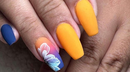 Design vibrant ongles par Mes ongles by Inès, Le Tampon, Saint-pierre, RE. Art floral et couleurs vives.