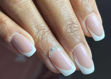 Nail art élégant avec paillettes chez Mes ongles by Inès, Le Tampon, Saint-pierre, RE.