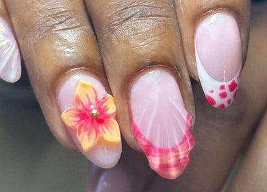 Nail art floral chez Mes ongles by Inès, Le Tampon, Saint-pierre, RE, avec motifs floraux délicats.