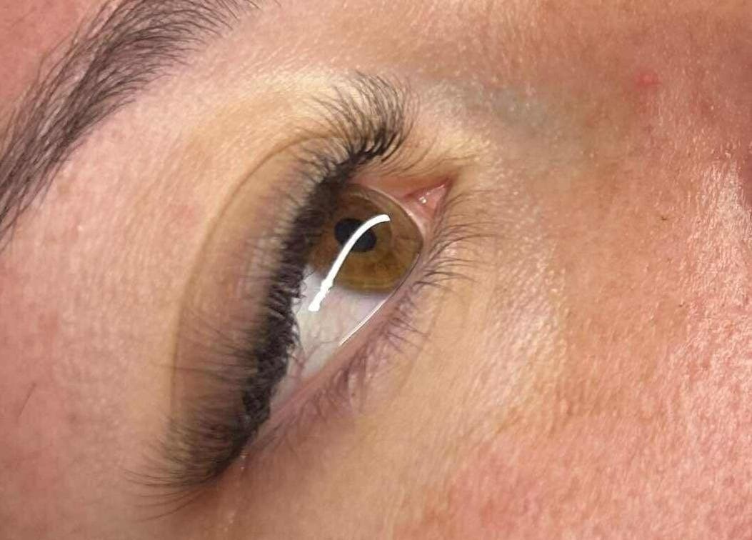 Extension de cils réalisée chez Mes ongles by Inès, Le Tampon, Saint-pierre, RE, pour un regard enchanteur.