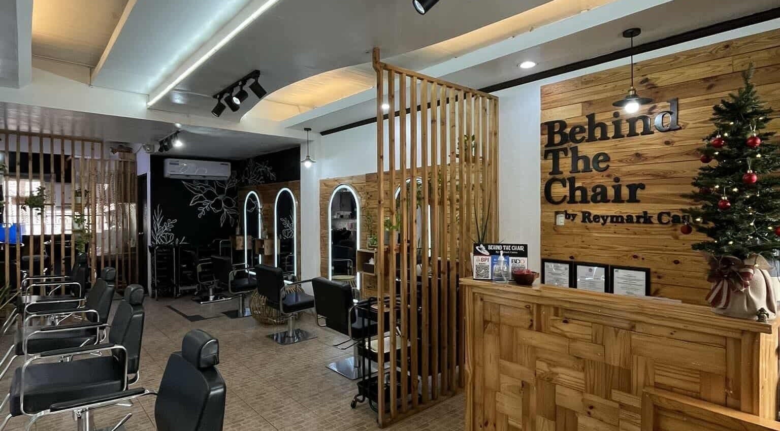 Elegant interior of Behind The Chair by Reymark Castro Salon in Mandaluyong City, Kalakhang Maynila, PH.