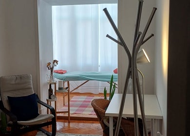 Sala de terapia em Laura Belo (Terapias Integrativas), Lisboa, PT, com mesa de massagem.